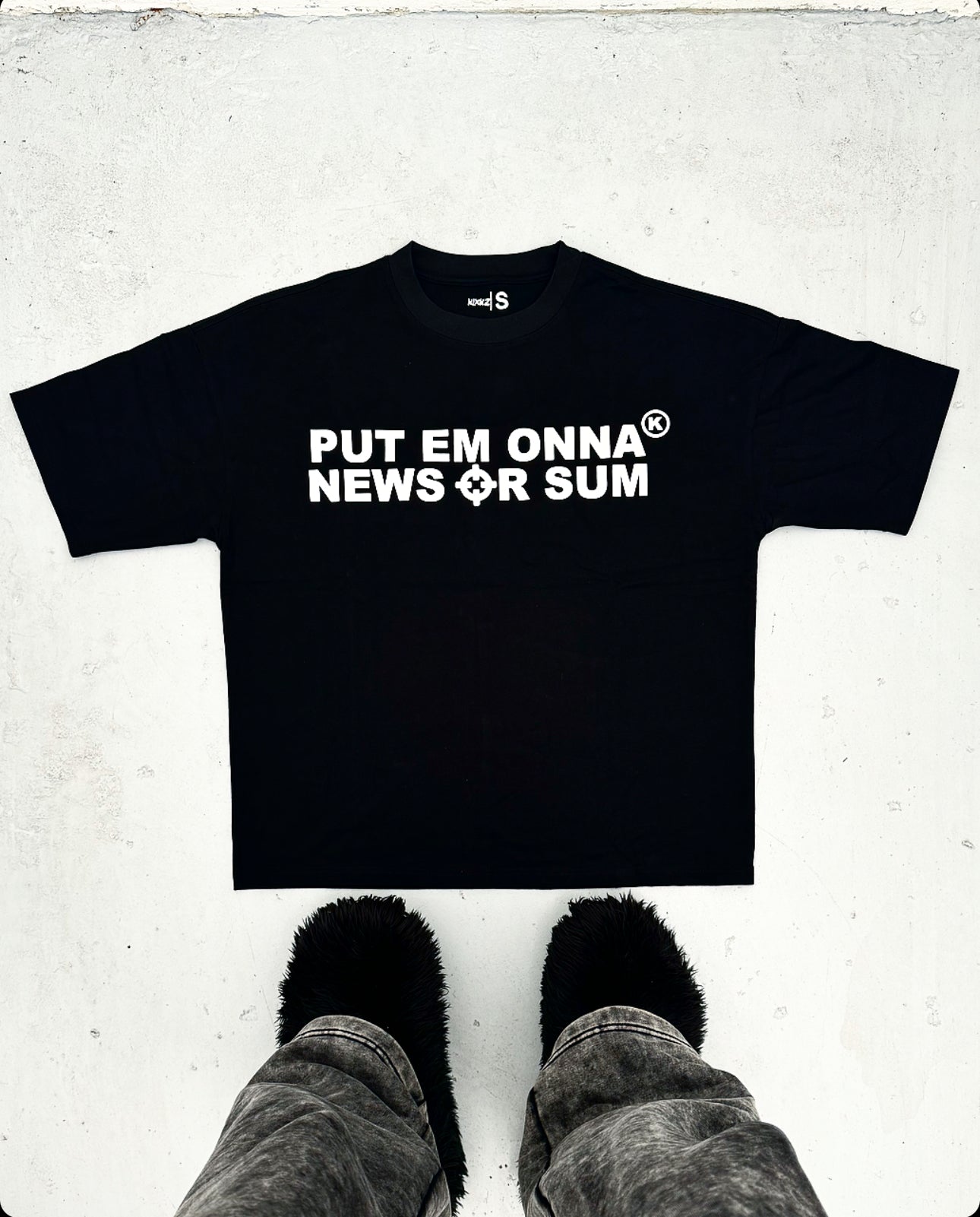 Put Em Onna News Or Sum pistol Oversized tee (Black)